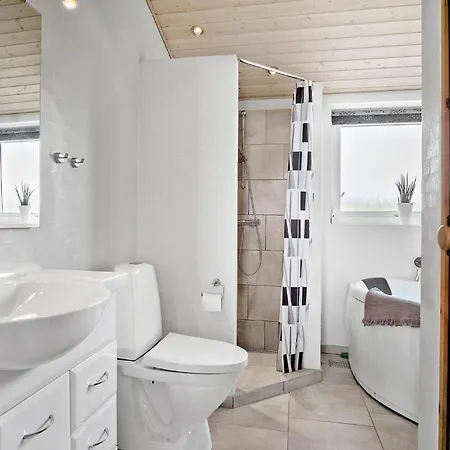 4 Bedroom Lovely In Feriehus