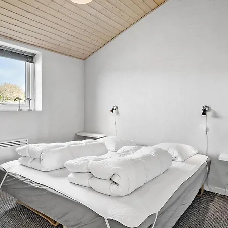 Feriehus 4 Bedroom Lovely In
