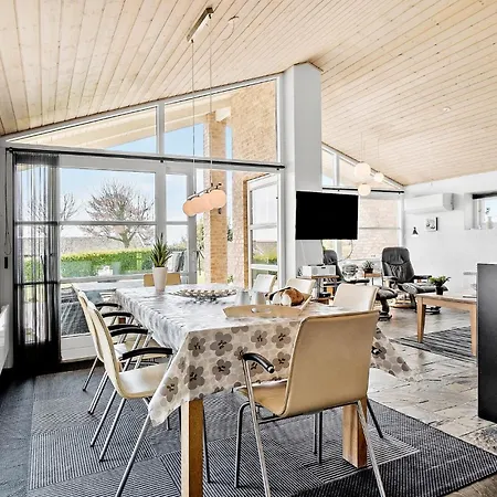 4 Bedroom Lovely In Tatil Evi Fåborg